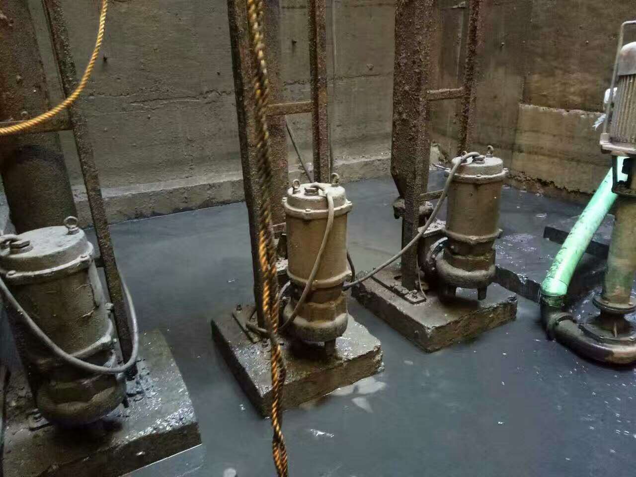 田家庵污水池清理